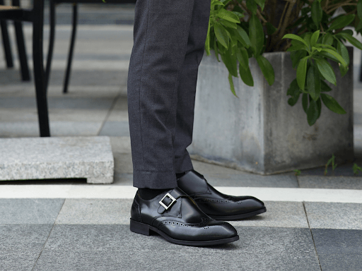 Brown Suit with black shoes and black tie | Hockerty-cheohanoi.vn